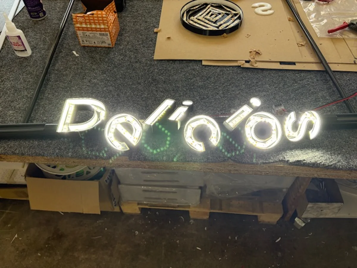 LED-es felirat fénypróba