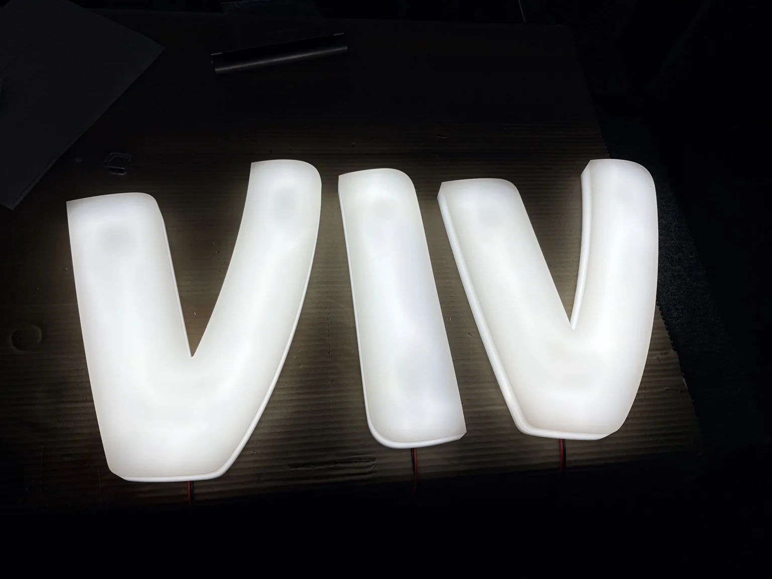 VIV világító 3D betűk