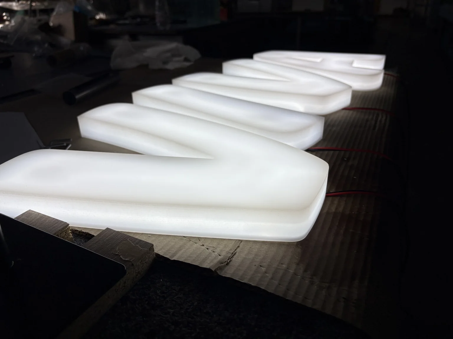 LED világító betűk oldalnézetből