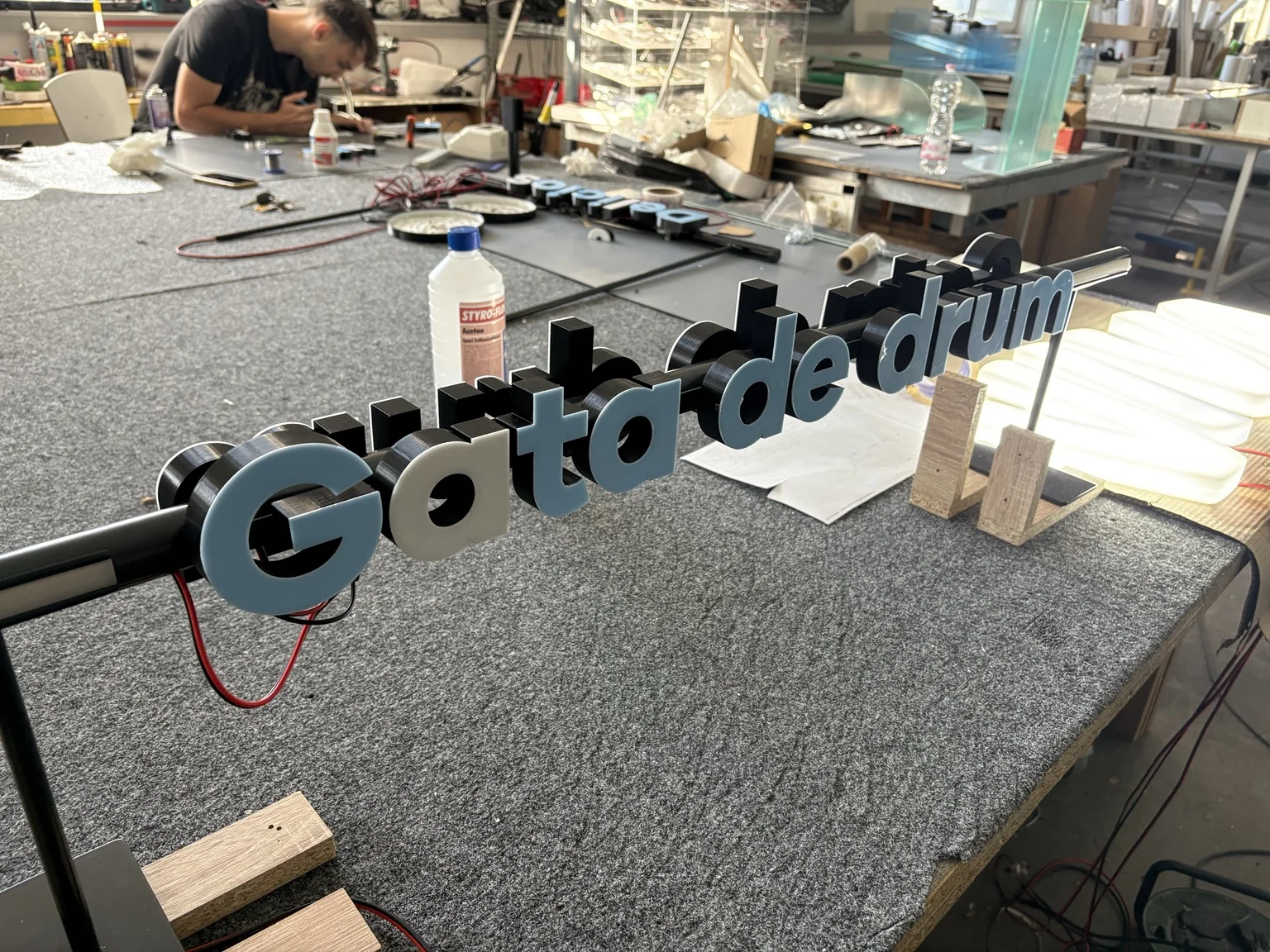 Egyedi 3D betűk készítés közben